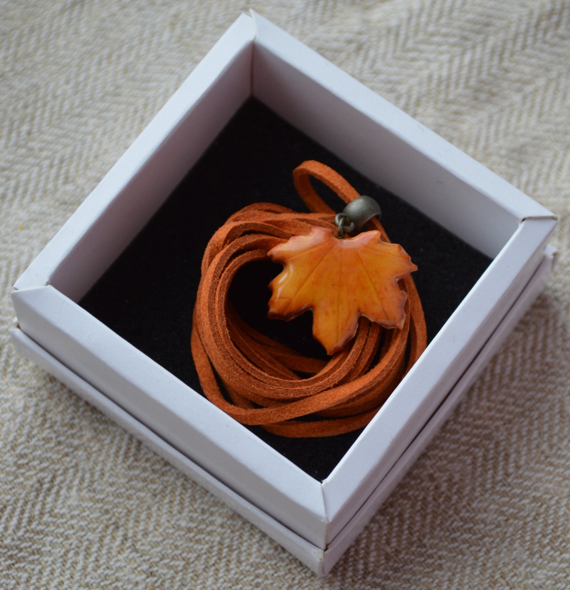 Підвіска на шнурочку "Листок клена". 
Прикраса у формі листка клена. Підвіска листок клена. Реалістичний листок клена. Прикраса ручної роботи з запікаємої поліменої глини. Шнурок - екозамша.