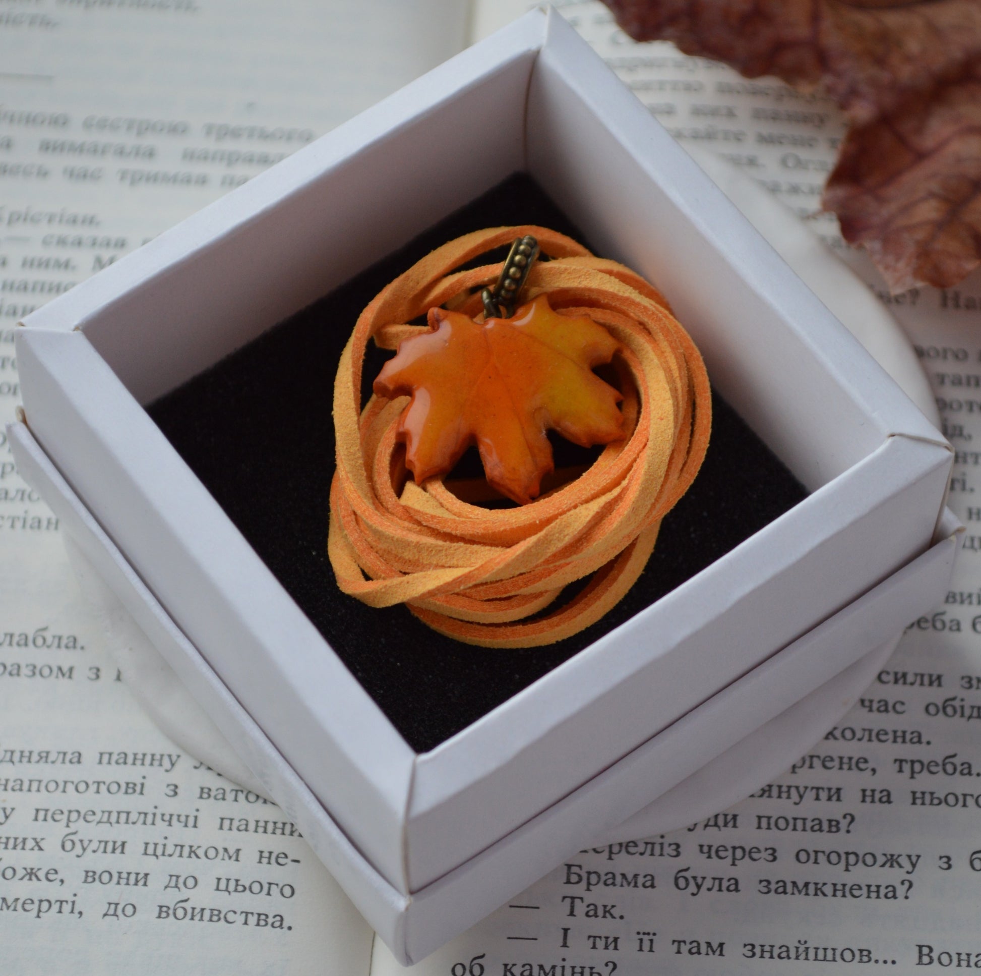 Підвіс листок. Підвіска на шию кулон. Підвіска на сумку. Підвіска в авто. Прикраси на шию. Підвіски на шию. Довга підвіска на шию. Купити кулон для дівчини. Подвеска. Подвески. Подвеска на шею. Подвески на шею женские. Подвески на шею бижутерия. Украшения на шею. Украшения бижутерия. Украшения бижутерия на шею. Украшения купить. Украшения ручной работы. Женские украшения бижутерия.