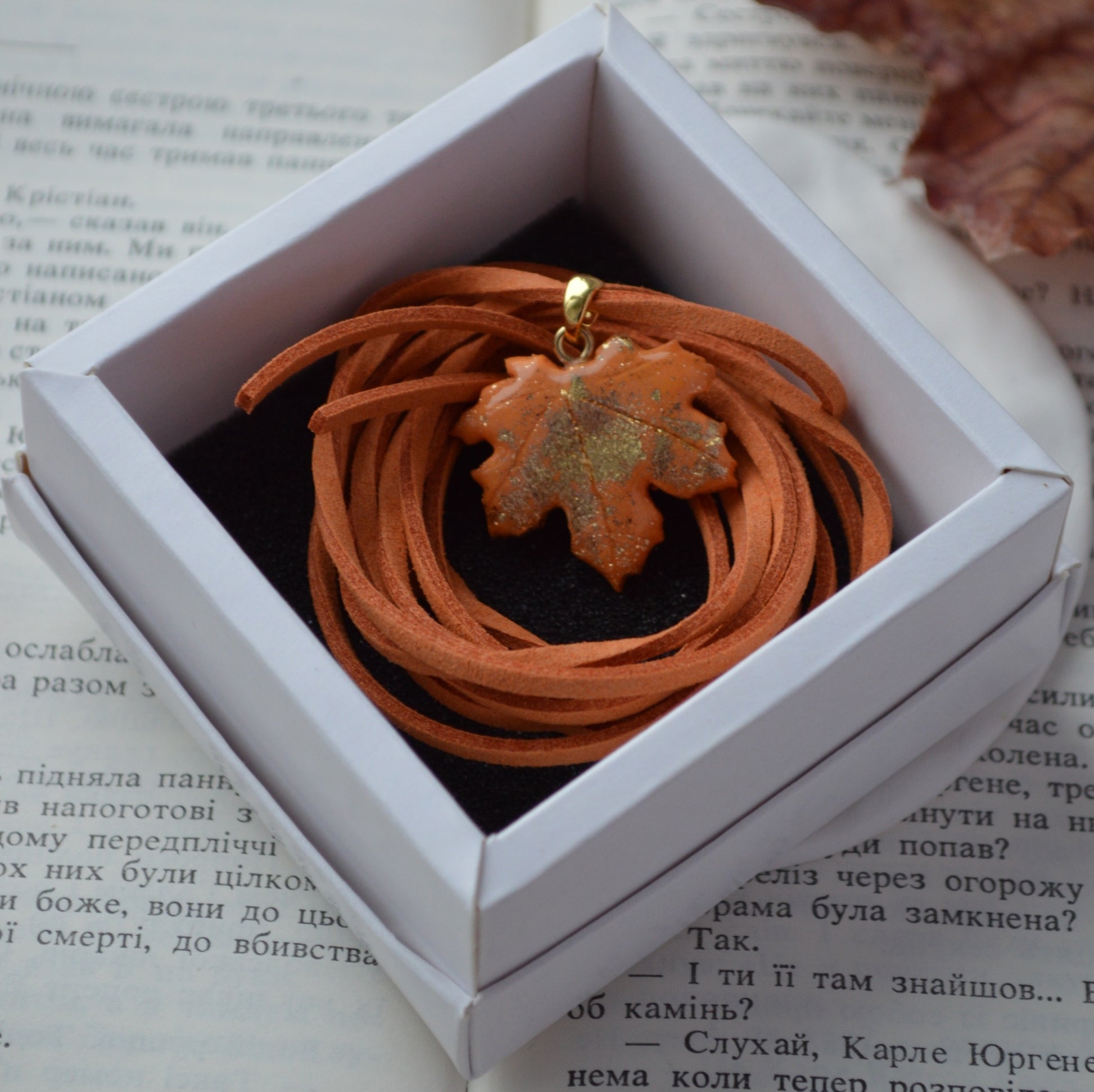 Підвіска на шнурочку "Листок клена". 
Прикраса у формі листка клена. Підвіска листок клена. Реалістичний листок клена. Прикраса ручної роботи з запікаємої поліменої глини. Шнурок - екозамша.