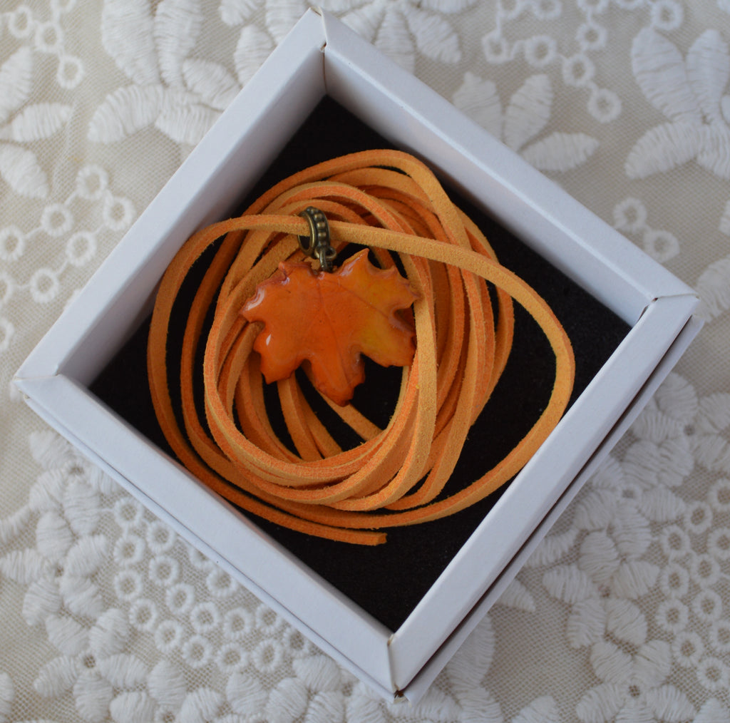 Підвіска на шнурочку "Листок клена". 
Прикраса у формі листка клена. Підвіска листок клена. Реалістичний листок клена. Прикраса ручної роботи з запікаємої поліменої глини. Шнурок - екозамша.