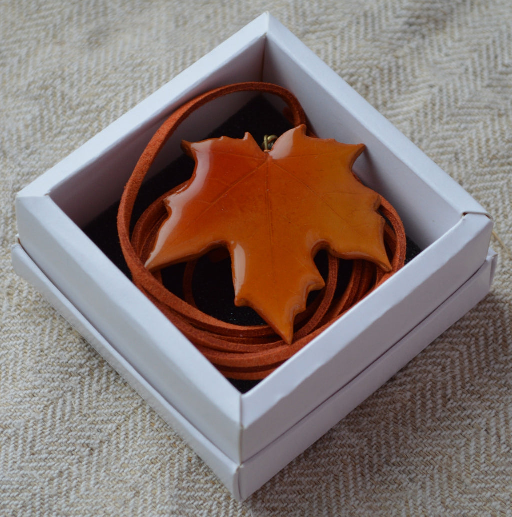 Підвіс листок. Підвіска на шию кулон. Підвіска на сумку. Підвіска в авто. Прикраси на шию. Підвіски на шию. Довга підвіска на шию. Купити кулон для дівчини. Подвеска. Подвески. Подвеска на шею. Подвески на шею женские. Подвески на шею бижутерия. Украшения на шею. Украшения бижутерия. Украшения бижутерия на шею. Украшения купить. Украшения ручной работы. Женские украшения бижутерия.