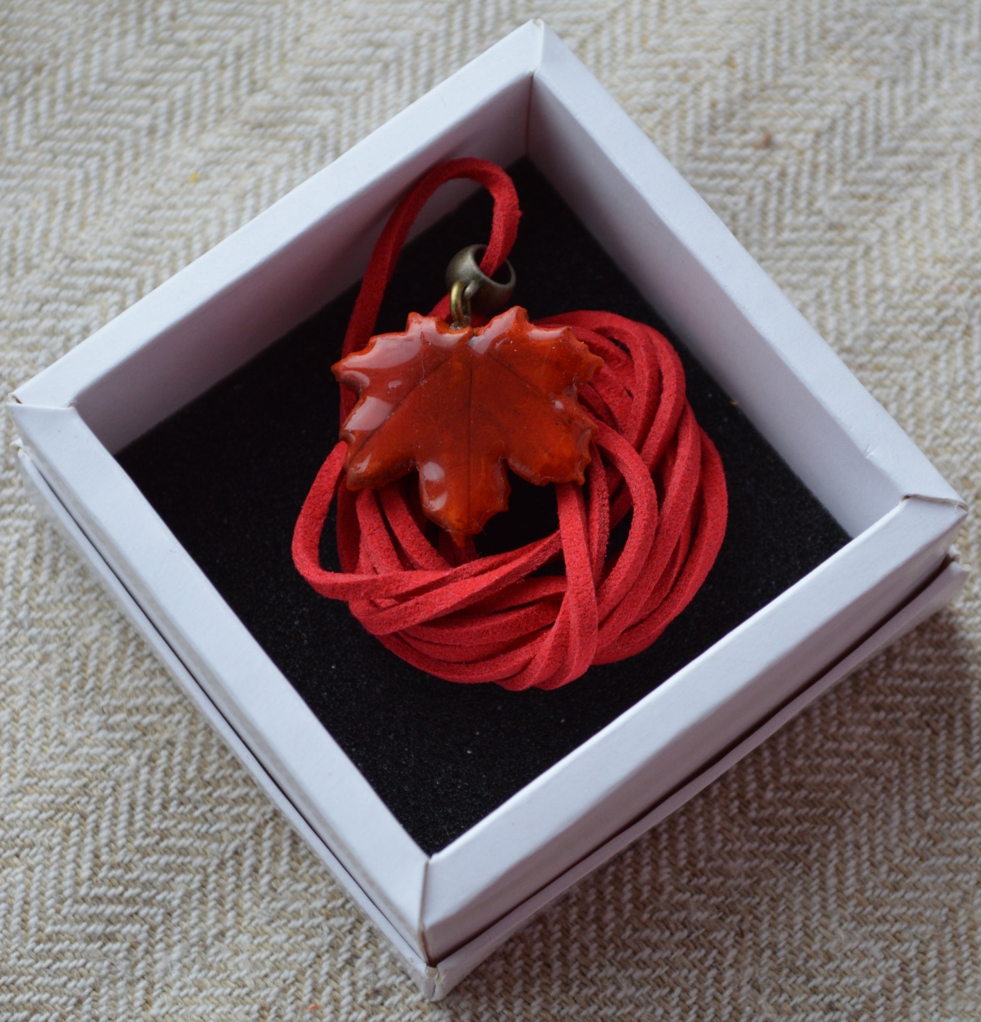 Підвіс листок. Підвіска на шию кулон. Підвіска на сумку. Підвіска в авто. Прикраси на шию. Підвіски на шию. Довга підвіска на шию. Купити кулон для дівчини. Подвеска. Подвески. Подвеска на шею. Подвески на шею женские. Подвески на шею бижутерия. Украшения на шею. Украшения бижутерия. Украшения бижутерия на шею. Украшения купить. Украшения ручной работы. Женские украшения бижутерия.