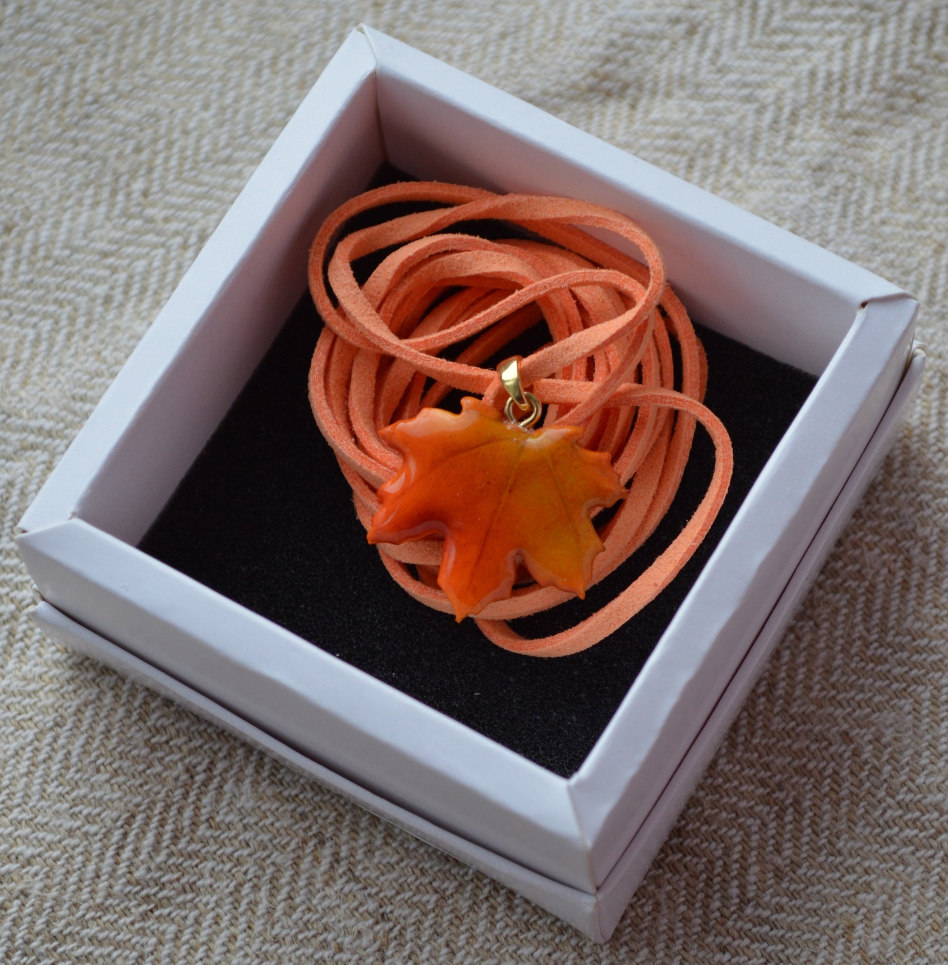 Підвіс листок. Підвіска на шию кулон. Підвіска на сумку. Підвіска в авто. Прикраси на шию. Підвіски на шию. Довга підвіска на шию. Купити кулон для дівчини. Подвеска. Подвески. Подвеска на шею. Подвески на шею женские. Подвески на шею бижутерия. Украшения на шею. Украшения бижутерия. Украшения бижутерия на шею. Украшения купить. Украшения ручной работы. Женские украшения бижутерия.