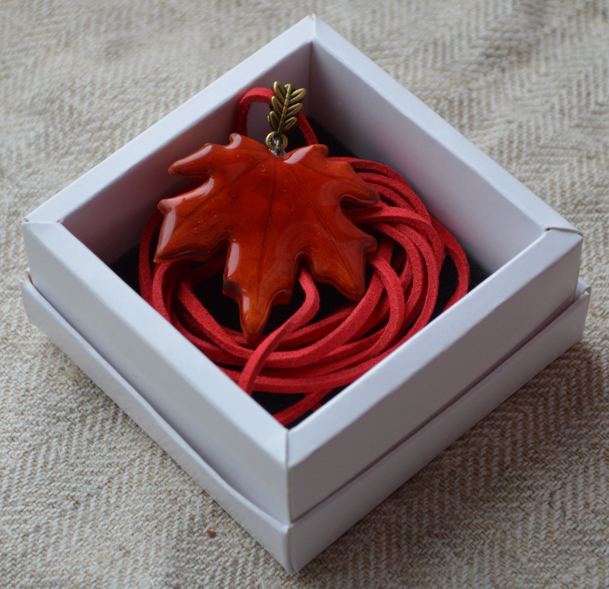 Підвіс листок. Підвіска на шию кулон. Підвіска на сумку. Підвіска в авто. Прикраси на шию. Підвіски на шию. Довга підвіска на шию. Купити кулон для дівчини. Подвеска. Подвески. Подвеска на шею. Подвески на шею женские. Подвески на шею бижутерия. Украшения на шею. Украшения бижутерия. Украшения бижутерия на шею. Украшения купить. Украшения ручной работы. Женские украшения бижутерия.