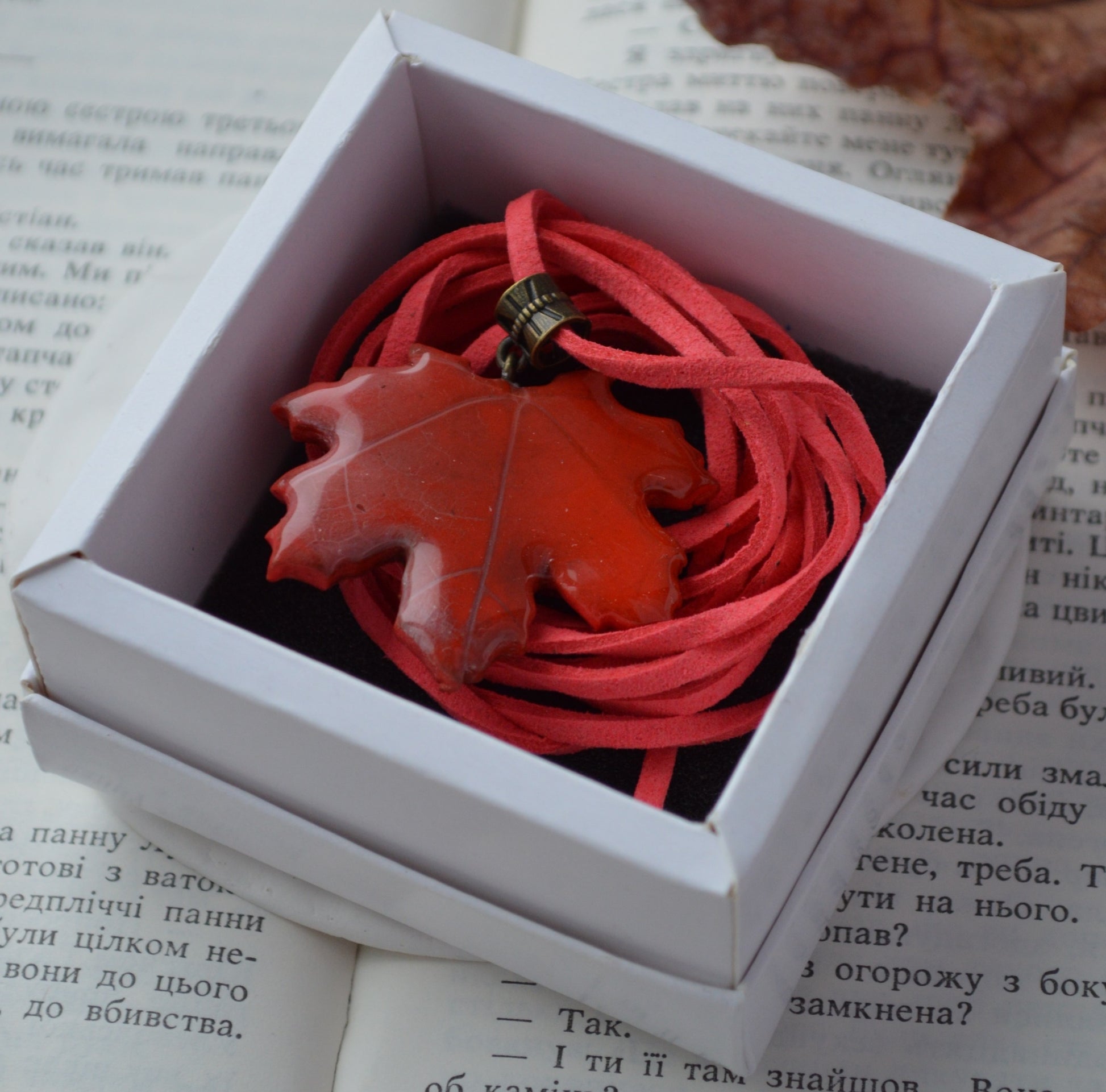 Підвіс листок. Підвіска на шию кулон. Підвіска на сумку. Підвіска в авто. Прикраси на шию. Підвіски на шию. Довга підвіска на шию. Купити кулон для дівчини. Подвеска. Подвески. Подвеска на шею. Подвески на шею женские. Подвески на шею бижутерия. Украшения на шею. Украшения бижутерия. Украшения бижутерия на шею. Украшения купить. Украшения ручной работы. Женские украшения бижутерия.