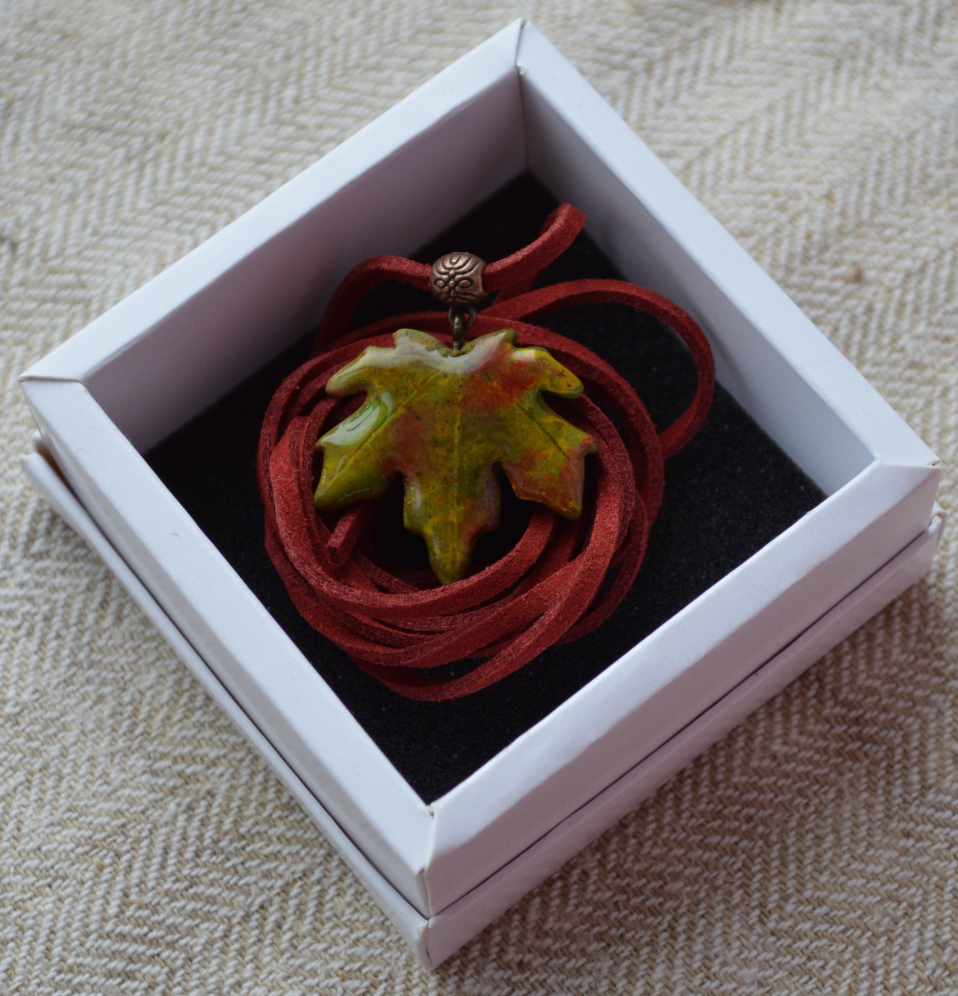 Підвіс листок. Підвіска на шию кулон. Підвіска на сумку. Підвіска в авто. Прикраси на шию. Підвіски на шию. Довга підвіска на шию. Купити кулон для дівчини. Подвеска. Подвески. Подвеска на шею. Подвески на шею женские. Подвески на шею бижутерия. Украшения на шею. Украшения бижутерия. Украшения бижутерия на шею. Украшения купить. Украшения ручной работы. Женские украшения бижутерия.