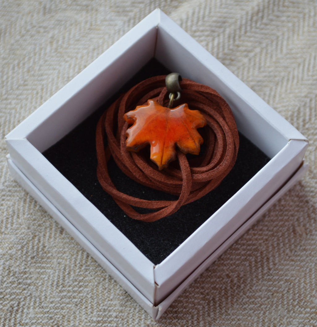 Підвіска на шнурочку "Листок клена". 
Прикраса у формі листка клена. Підвіска листок клена. Реалістичний листок клена. Прикраса ручної роботи з запікаємої поліменої глини. Шнурок - екозамша.