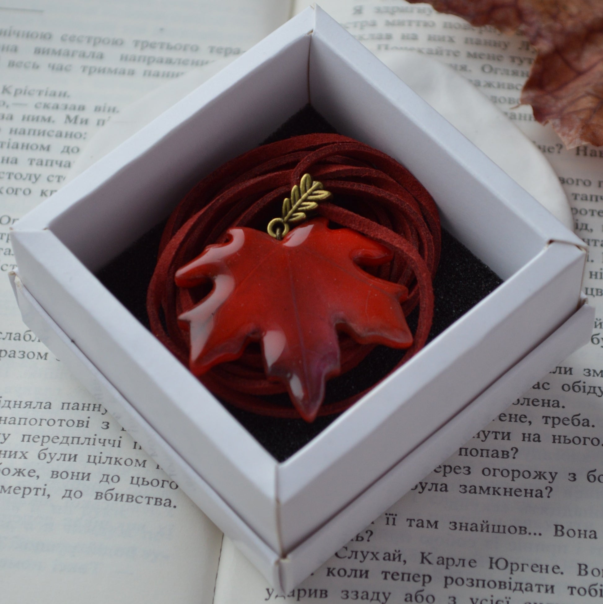 Підвіс листок. Підвіска на шию кулон. Підвіска на сумку. Підвіска в авто. Прикраси на шию. Підвіски на шию. Довга підвіска на шию. Купити кулон для дівчини. Подвеска. Подвески. Подвеска на шею. Подвески на шею женские. Подвески на шею бижутерия. Украшения на шею. Украшения бижутерия. Украшения бижутерия на шею. Украшения купить. Украшения ручной работы. Женские украшения бижутерия.