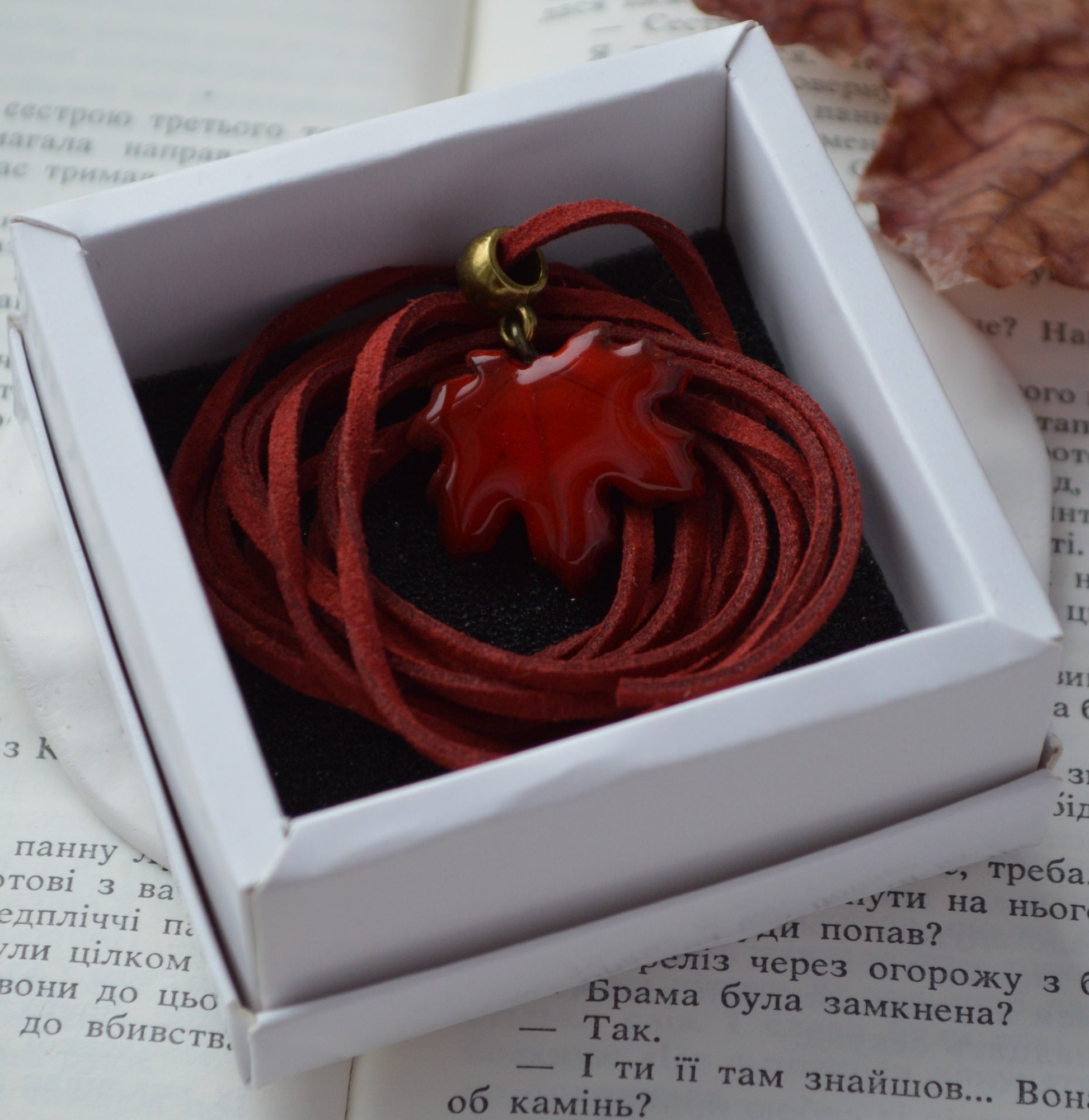 Підвіс листок. Підвіска на шию кулон. Підвіска на сумку. Підвіска в авто. Прикраси на шию. Підвіски на шию. Довга підвіска на шию. Купити кулон для дівчини. Подвеска. Подвески. Подвеска на шею. Подвески на шею женские. Подвески на шею бижутерия. Украшения на шею. Украшения бижутерия. Украшения бижутерия на шею. Украшения купить. Украшения ручной работы. Женские украшения бижутерия.