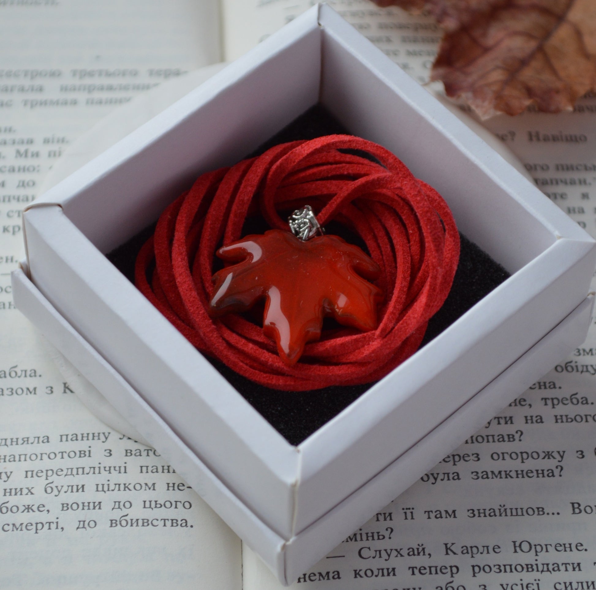 Підвіс листок кленовий листочок. Підвіска на шию кулон. Підвіска на сумку. Підвіска в авто. Прикраси на шию. Підвіски на шию. Довга підвіска на шию. Купити кулон для дівчини. Подвеска. Подвески. Подвеска на шею. Подвески на шею женские. Подвески на шею бижутерия. Украшения на шею. Украшения бижутерия. Украшения бижутерия на шею. Украшения купить. Украшения ручной работы. Женские украшения бижутерия.