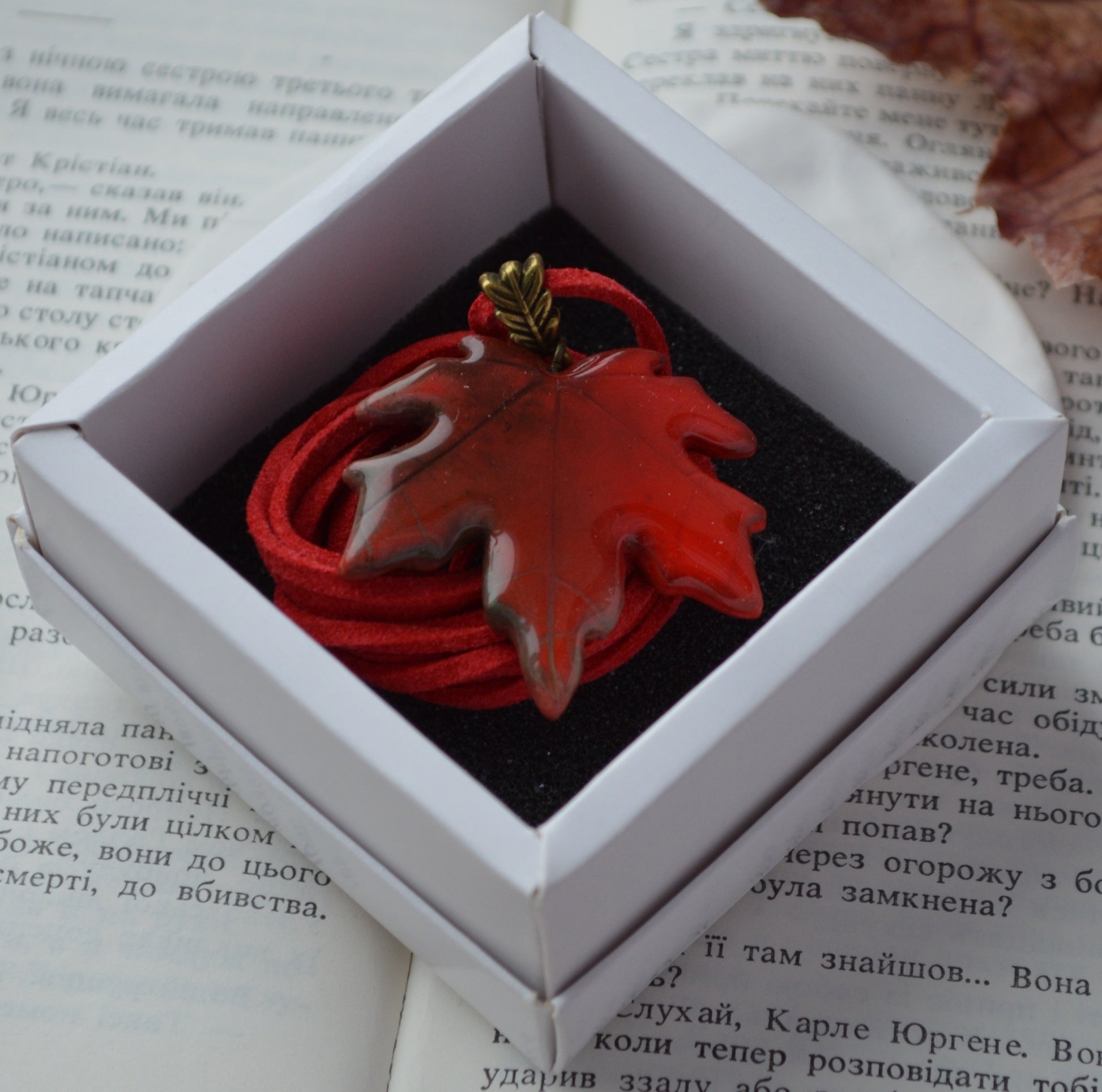 Підвіс листок. Підвіска на шию кулон. Підвіска на сумку. Підвіска в авто. Прикраси на шию. Підвіски на шию. Довга підвіска на шию. Купити кулон для дівчини. Подвеска. Подвески. Подвеска на шею. Подвески на шею женские. Подвески на шею бижутерия. Украшения на шею. Украшения бижутерия. Украшения бижутерия на шею. Украшения купить. Украшения ручной работы. Женские украшения бижутерия.