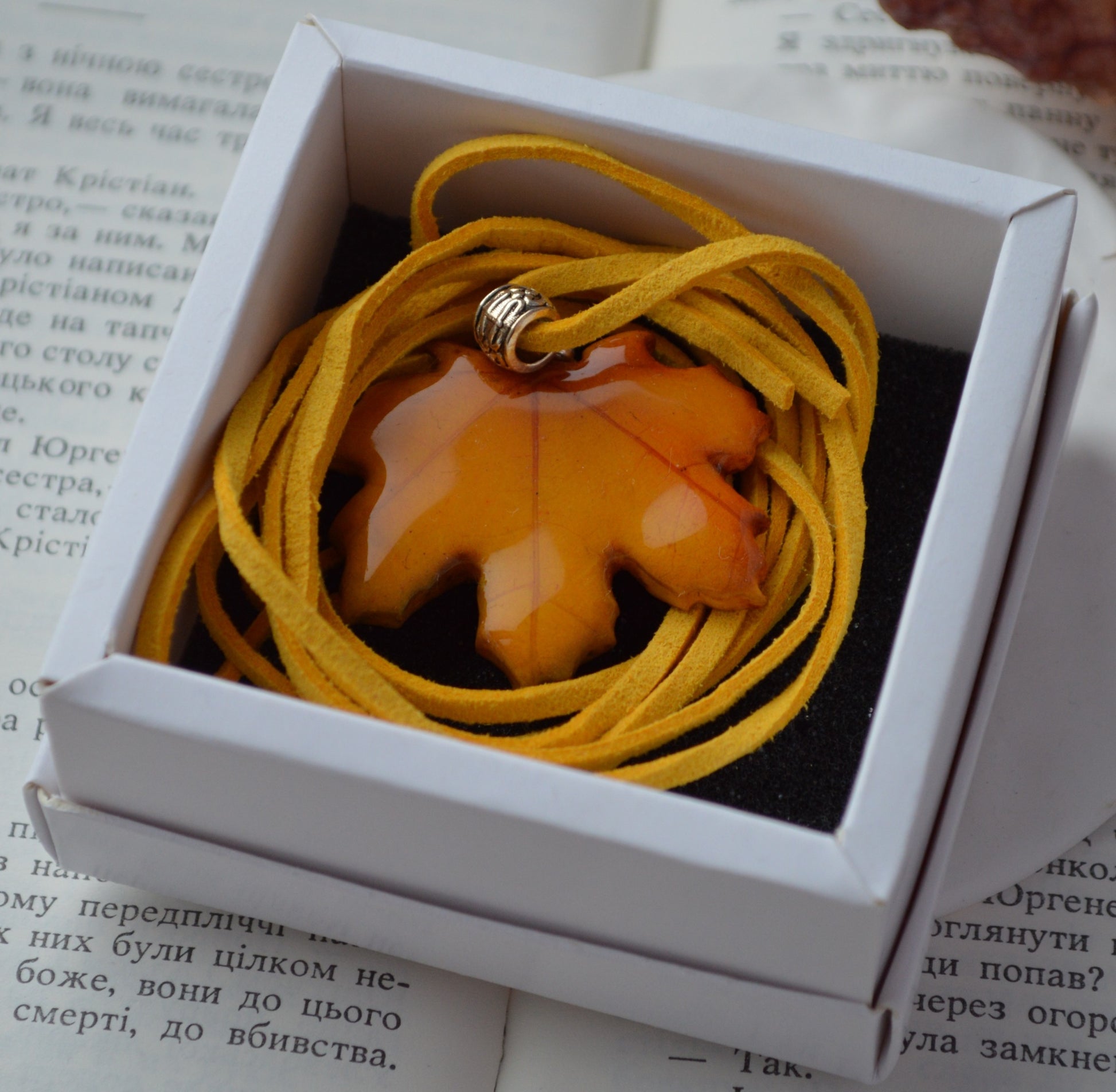 Підвіс листок. Підвіска на шию кулон. Підвіска на сумку. Підвіска в авто. Прикраси на шию. Підвіски на шию. Довга підвіска на шию. Купити кулон для дівчини. Подвеска. Подвески. Подвеска на шею. Подвески на шею женские. Подвески на шею бижутерия. Украшения на шею. Украшения бижутерия. Украшения бижутерия на шею. Украшения купить. Украшения ручной работы. Женские украшения бижутерия.