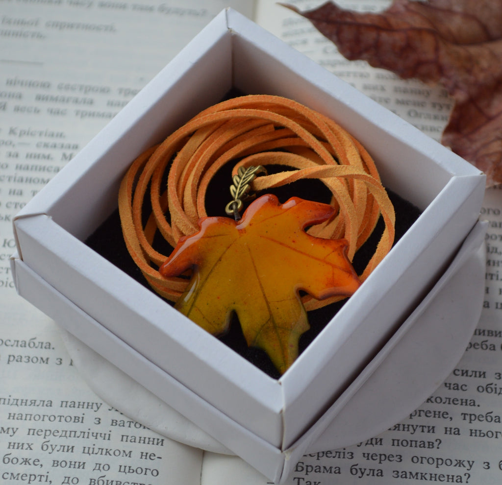 Підвіс листок. Підвіска на шию кулон. Підвіска на сумку. Підвіска в авто. Прикраси на шию. Підвіски на шию. Довга підвіска на шию. Купити кулон для дівчини. Подвеска. Подвески. Подвеска на шею. Подвески на шею женские. Подвески на шею бижутерия. Украшения на шею. Украшения бижутерия. Украшения бижутерия на шею. Украшения купить. Украшения ручной работы. Женские украшения бижутерия.