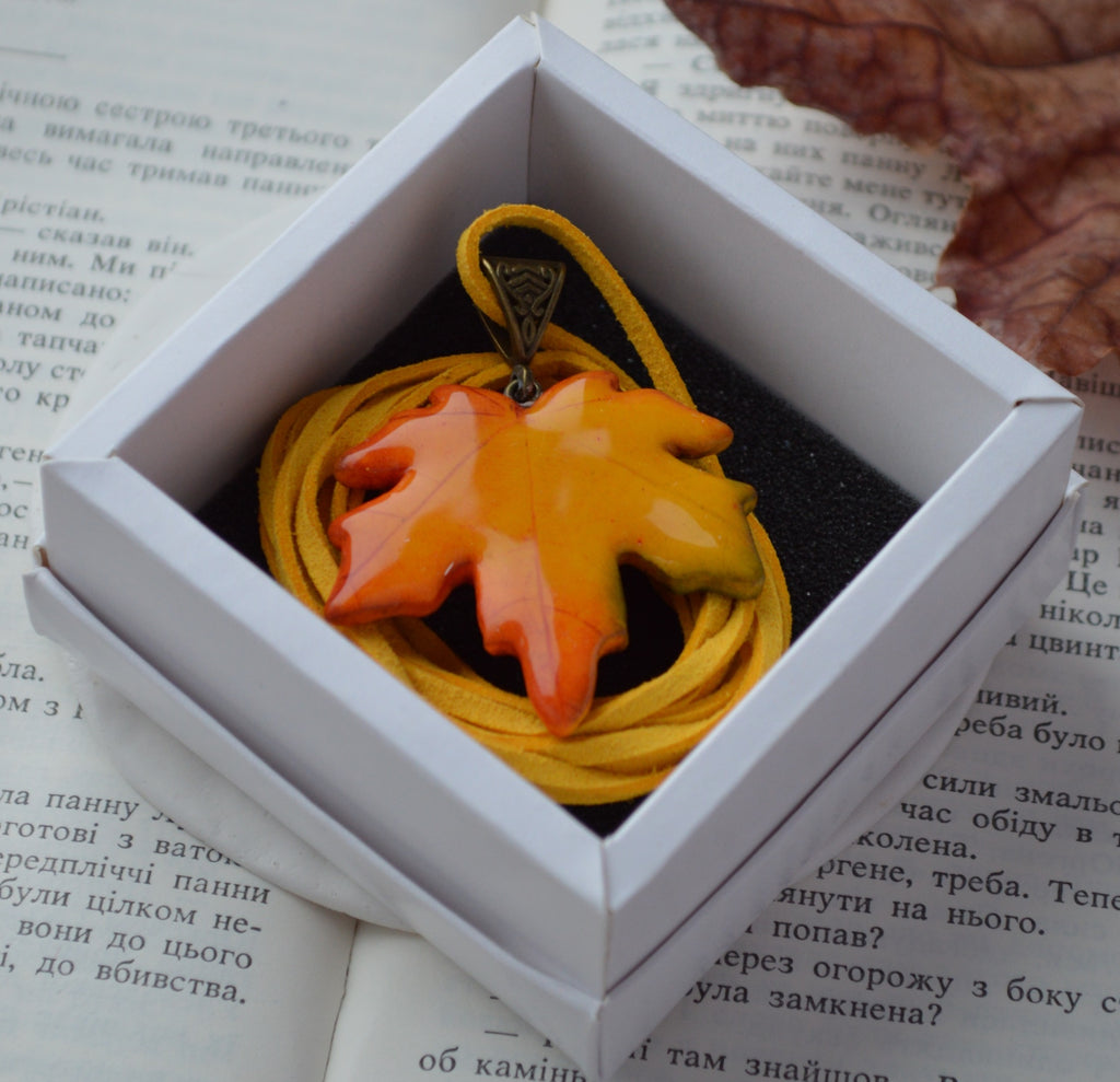 Підвіс листок. Підвіска на шию кулон. Підвіска на сумку. Підвіска в авто. Прикраси на шию. Підвіски на шию. Довга підвіска на шию. Купити кулон для дівчини. Подвеска. Подвески. Подвеска на шею. Подвески на шею женские. Подвески на шею бижутерия. Украшения на шею. Украшения бижутерия. Украшения бижутерия на шею. Украшения купить. Украшения ручной работы. Женские украшения бижутерия.