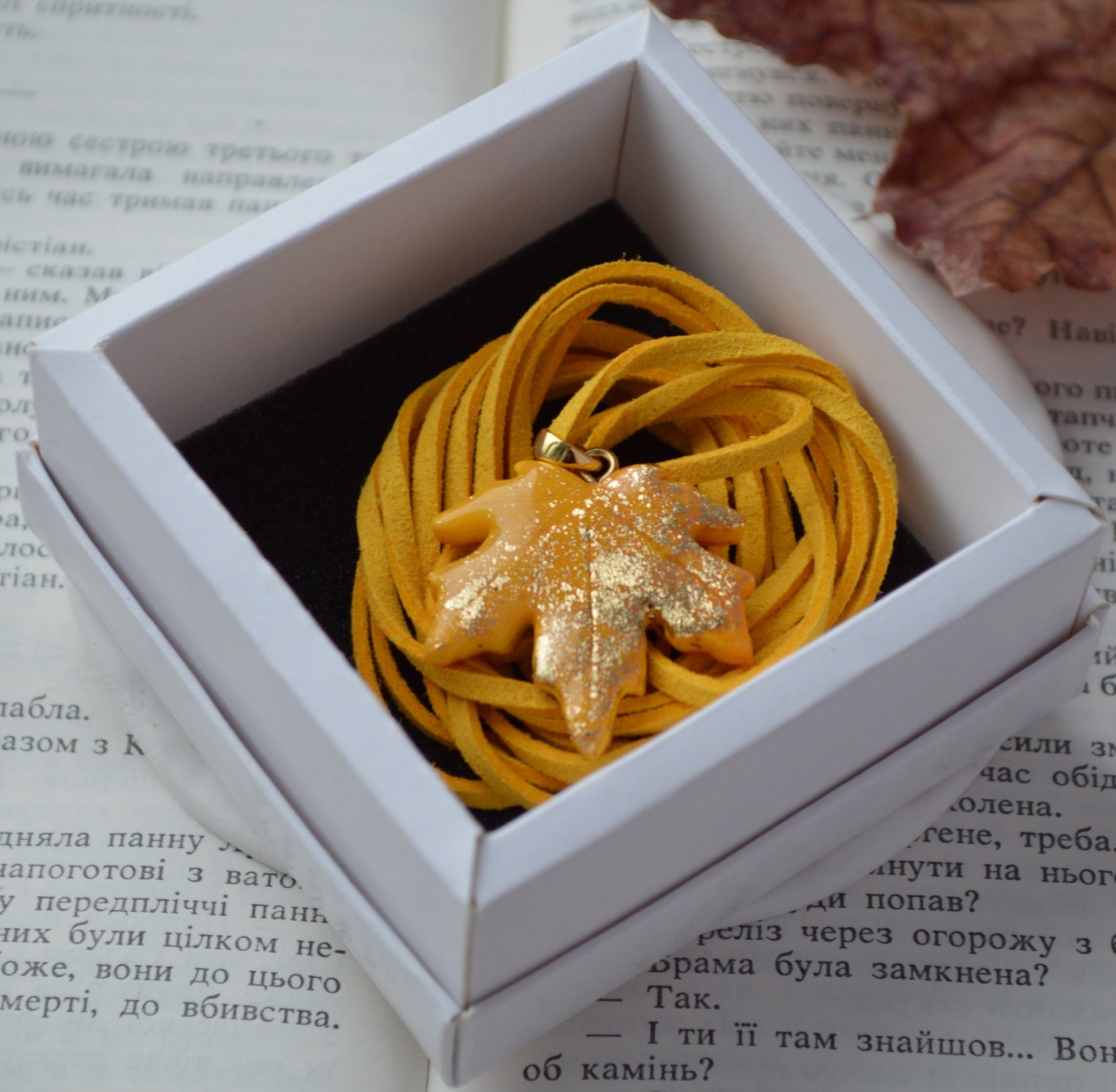 Підвіс листок. Підвіска на шию кулон. Підвіска на сумку. Підвіска в авто. Прикраси на шию. Підвіски на шию. Довга підвіска на шию. Купити кулон для дівчини. Подвеска. Подвески. Подвеска на шею. Подвески на шею женские. Подвески на шею бижутерия. Украшения на шею. Украшения бижутерия. Украшения бижутерия на шею. Украшения купить. Украшения ручной работы. Женские украшения бижутерия.