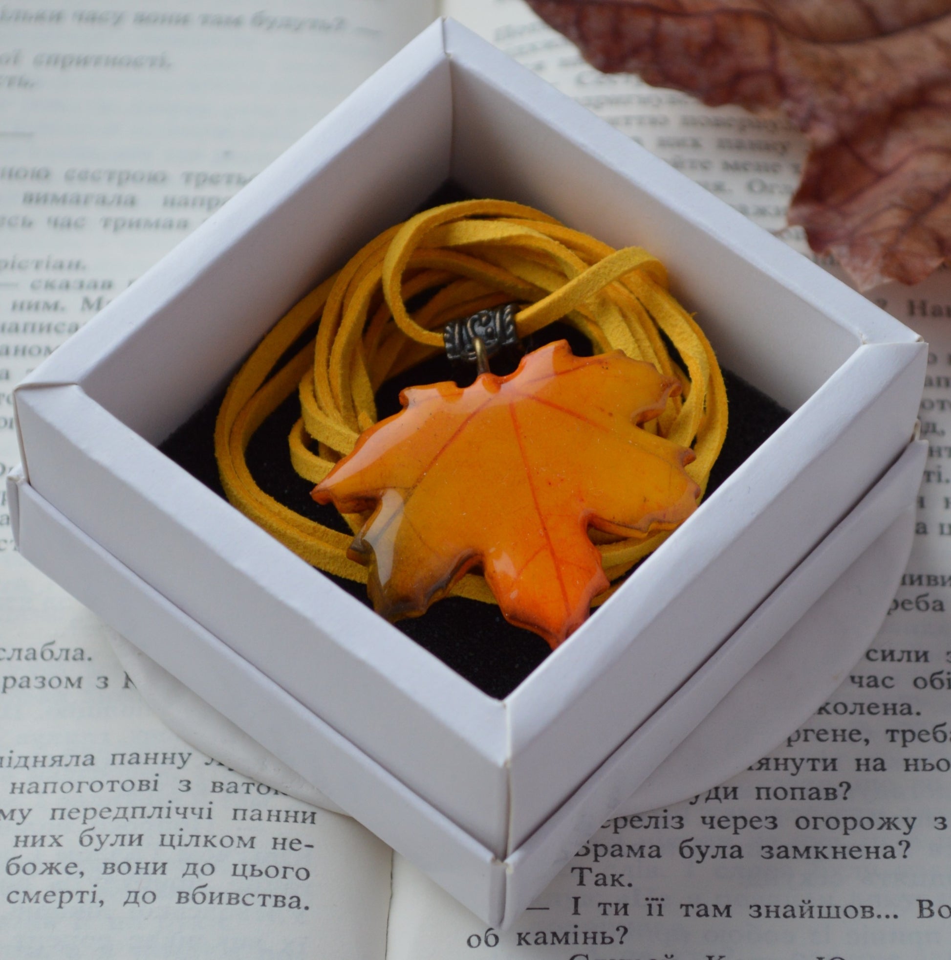 Підвіс листок. Підвіска на шию кулон. Підвіска на сумку. Підвіска в авто. Прикраси на шию. Підвіски на шию. Довга підвіска на шию. Купити кулон для дівчини. Подвеска. Подвески. Подвеска на шею. Подвески на шею женские. Подвески на шею бижутерия. Украшения на шею. Украшения бижутерия. Украшения бижутерия на шею. Украшения купить. Украшения ручной работы. Женские украшения бижутерия.