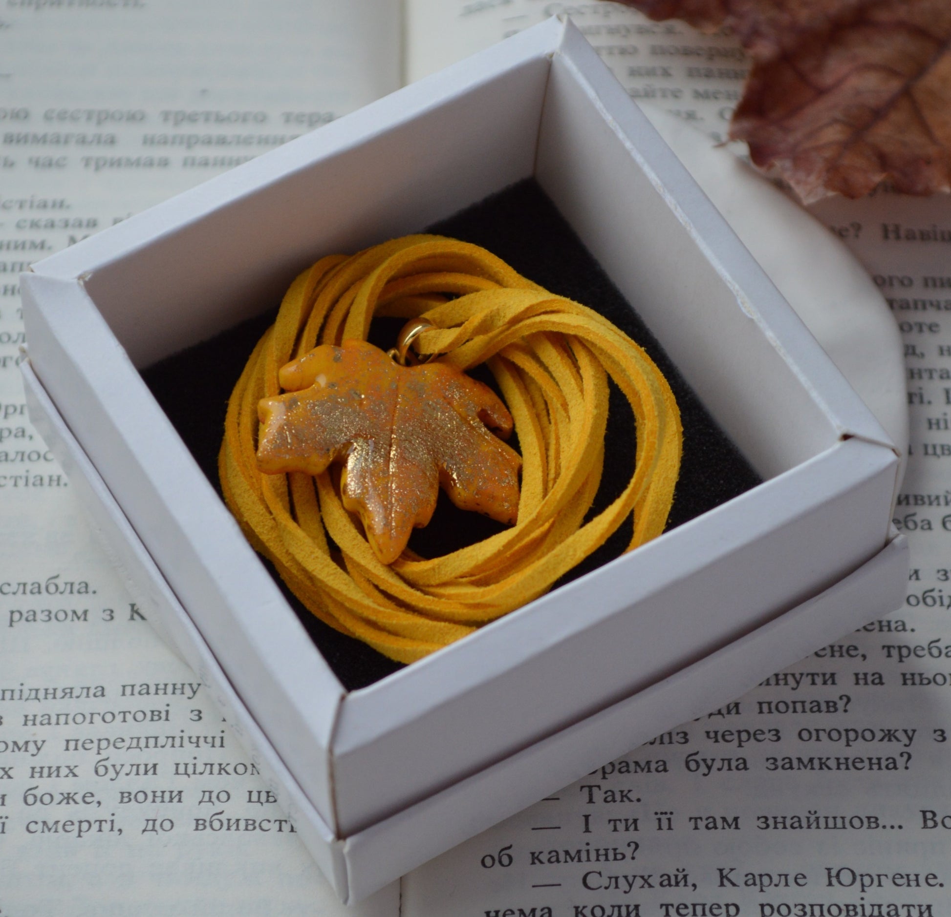 Підвіска на шнурочку "Листок клена". 
Прикраса у формі листка клена. Підвіска листок клена. Реалістичний листок клена. Прикраса ручної роботи з запікаємої поліменої глини. Шнурок - екозамша.