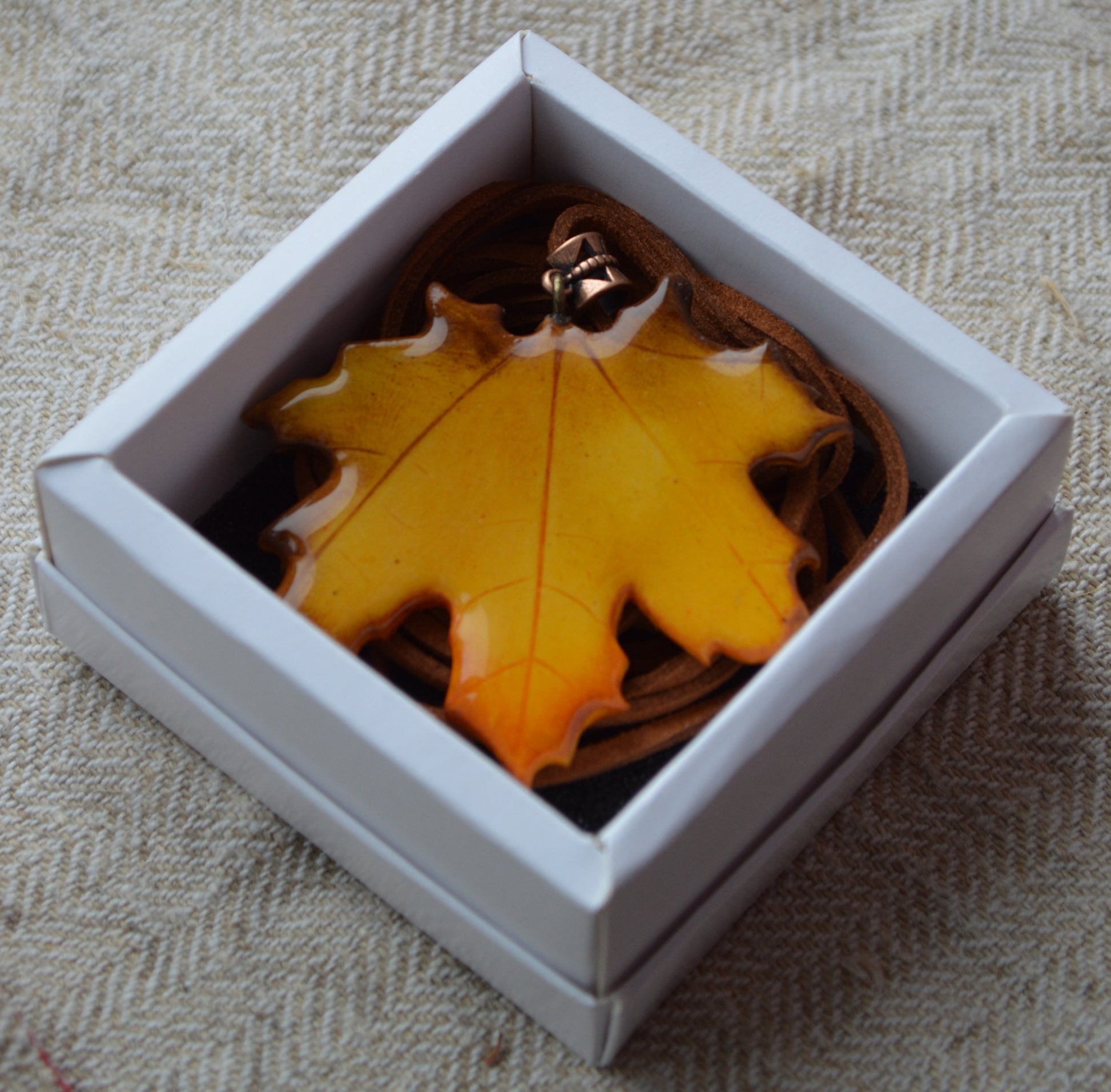 Підвіс листок кленовий листочок. Підвіска на шию кулон. Підвіска на сумку. Підвіска в авто. Прикраси на шию. Підвіски на шию. Довга підвіска на шию. Купити кулон для дівчини. Подвеска. Подвески. Подвеска на шею. Подвески на шею женские. Подвески на шею бижутерия. Украшения на шею. Украшения бижутерия. Украшения бижутерия на шею. Украшения купить. Украшения ручной работы. Женские украшения бижутерия.