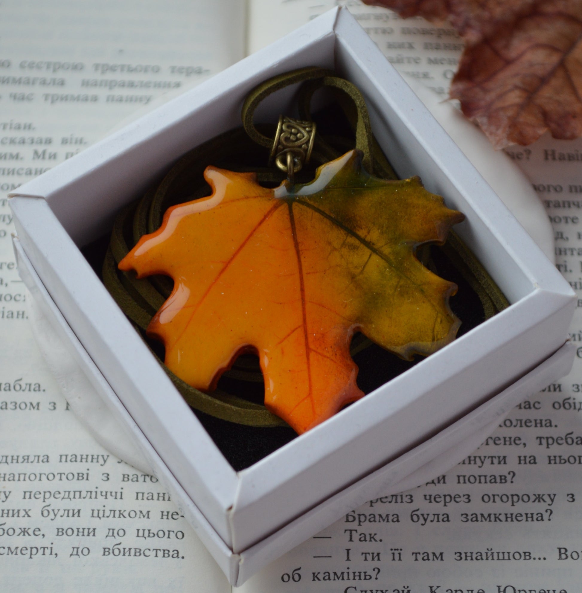 Підвіс листок кленовий листочок. Підвіска на шию кулон. Підвіска на сумку. Підвіска в авто. Прикраси на шию. Підвіски на шию. Довга підвіска на шию. Купити кулон для дівчини. Подвеска. Подвески. Подвеска на шею. Подвески на шею женские. Подвески на шею бижутерия. Украшения на шею. Украшения бижутерия. Украшения бижутерия на шею. Украшения купить. Украшения ручной работы. Женские украшения бижутерия.