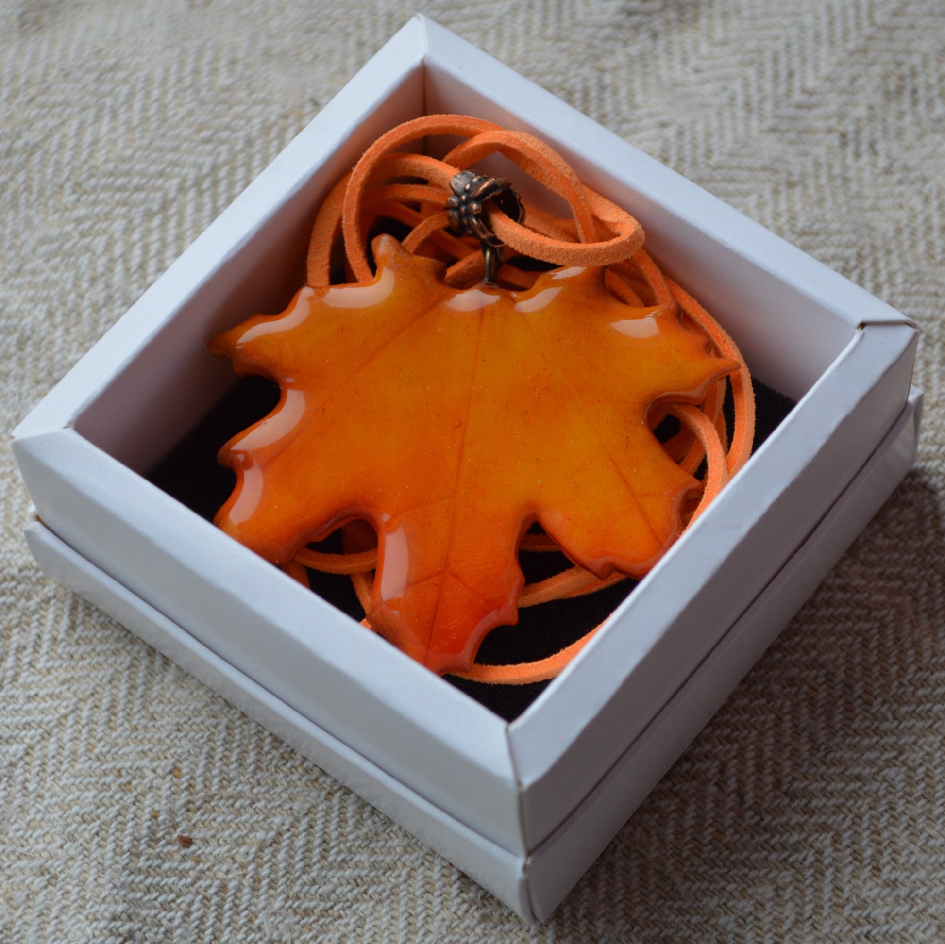 Підвіс листок кленовий листочок. Підвіска на шию кулон. Підвіска на сумку. Підвіска в авто. Прикраси на шию. Підвіски на шию. Довга підвіска на шию. Купити кулон для дівчини. Подвеска. Подвески. Подвеска на шею. Подвески на шею женские. Подвески на шею бижутерия. Украшения на шею. Украшения бижутерия. Украшения бижутерия на шею. Украшения купить. Украшения ручной работы. Женские украшения бижутерия.