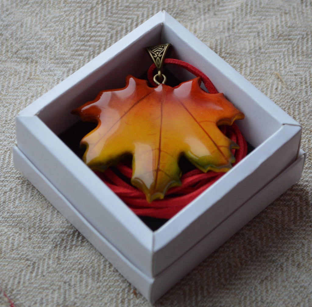 Підвіс листок кленовий листочок. Підвіска на шию кулон. Підвіска на сумку. Підвіска в авто. Прикраси на шию. Підвіски на шию. Довга підвіска на шию. Купити кулон для дівчини. Подвеска. Подвески. Подвеска на шею. Подвески на шею женские. Подвески на шею бижутерия. Украшения на шею. Украшения бижутерия. Украшения бижутерия на шею. Украшения купить. Украшения ручной работы. Женские украшения бижутерия.