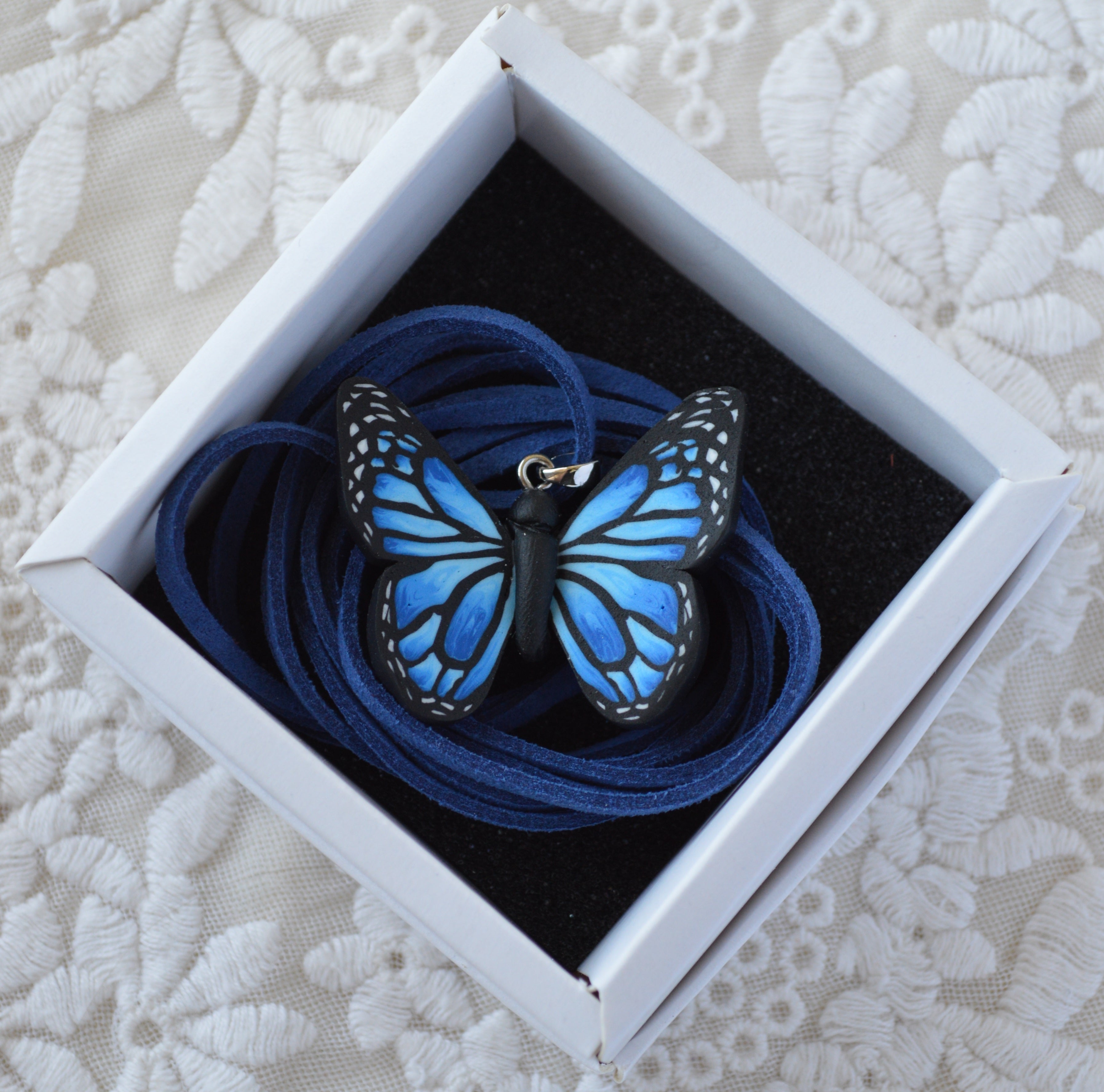 Підвіска на шнурочку "Метелик". 
Прикраса у формі метелика. Підвіска метелик. Прикраса ручної роботи з запікаємої поліменої глини.