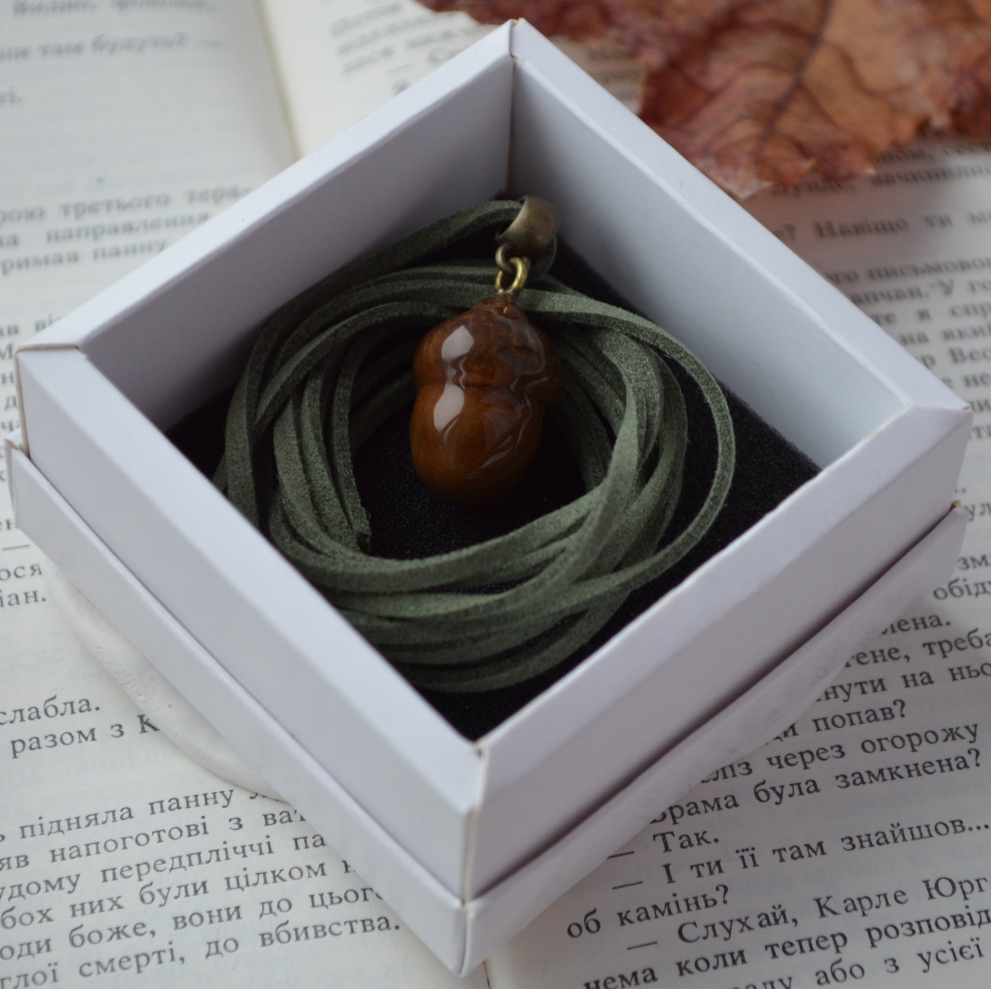 Підвіска "Жолудь". Прикраса у формі жолудя. Прикраса жолудь. Виріб жолудь. Підвіс жолудь. Покритий епоксидною смолою.