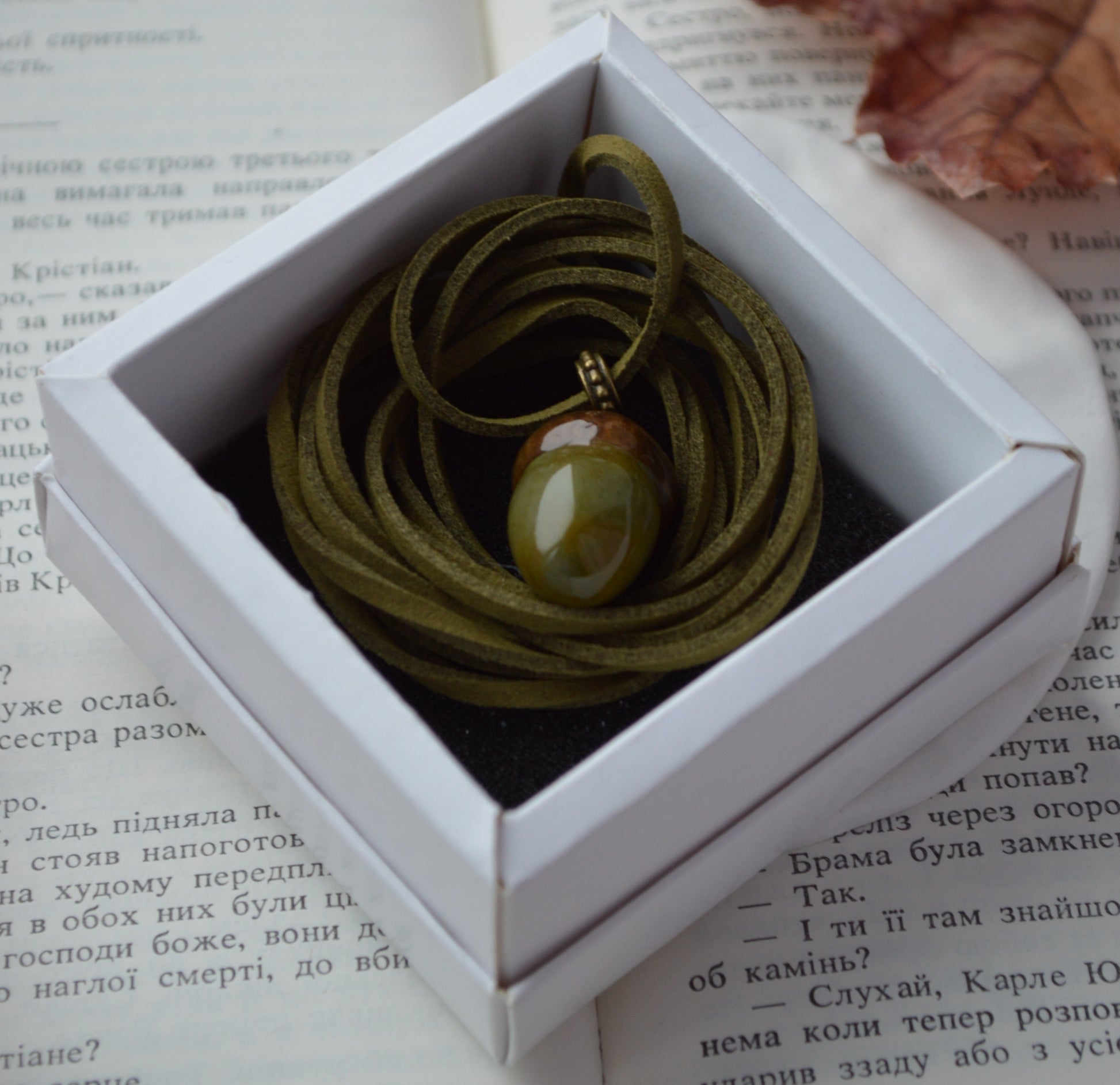 Підвіска на шнурочку "Жолудь". Прикраса у формі жолудя. Прикраса жолудь. Виріб жолудь изделие. Підвіс жолудь украшение. Покритий епоксидною смолою.