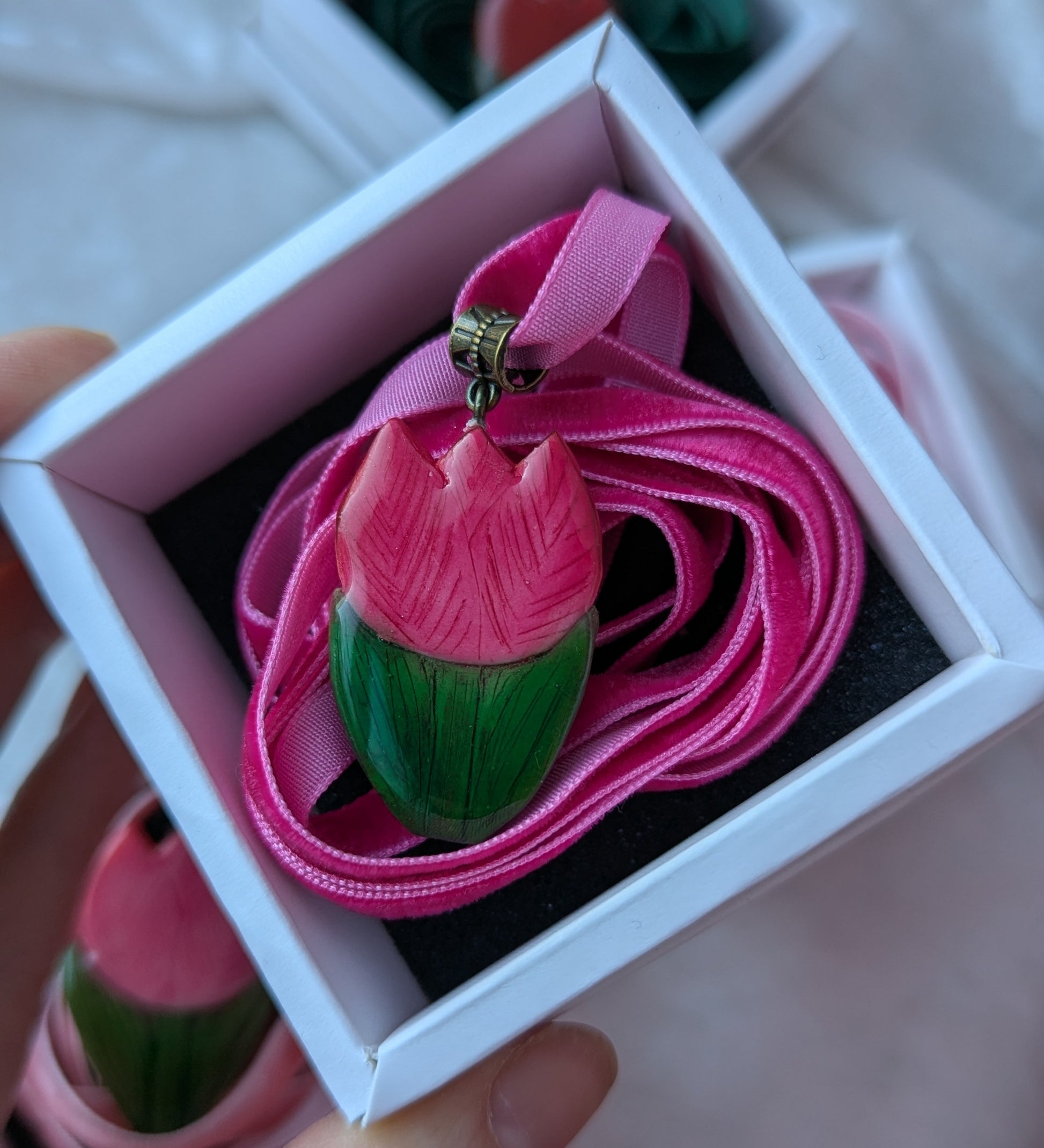 Підвіска Тюльпан - Яскрава весняна і літня прикраса ручної роботи. Підвіска ромашка ручної роботи з полімерної глини. Кулон на шнурку. Подвеска тюльпан. Купити яскравий літній подарунок любительці тюльпанів, квітів.