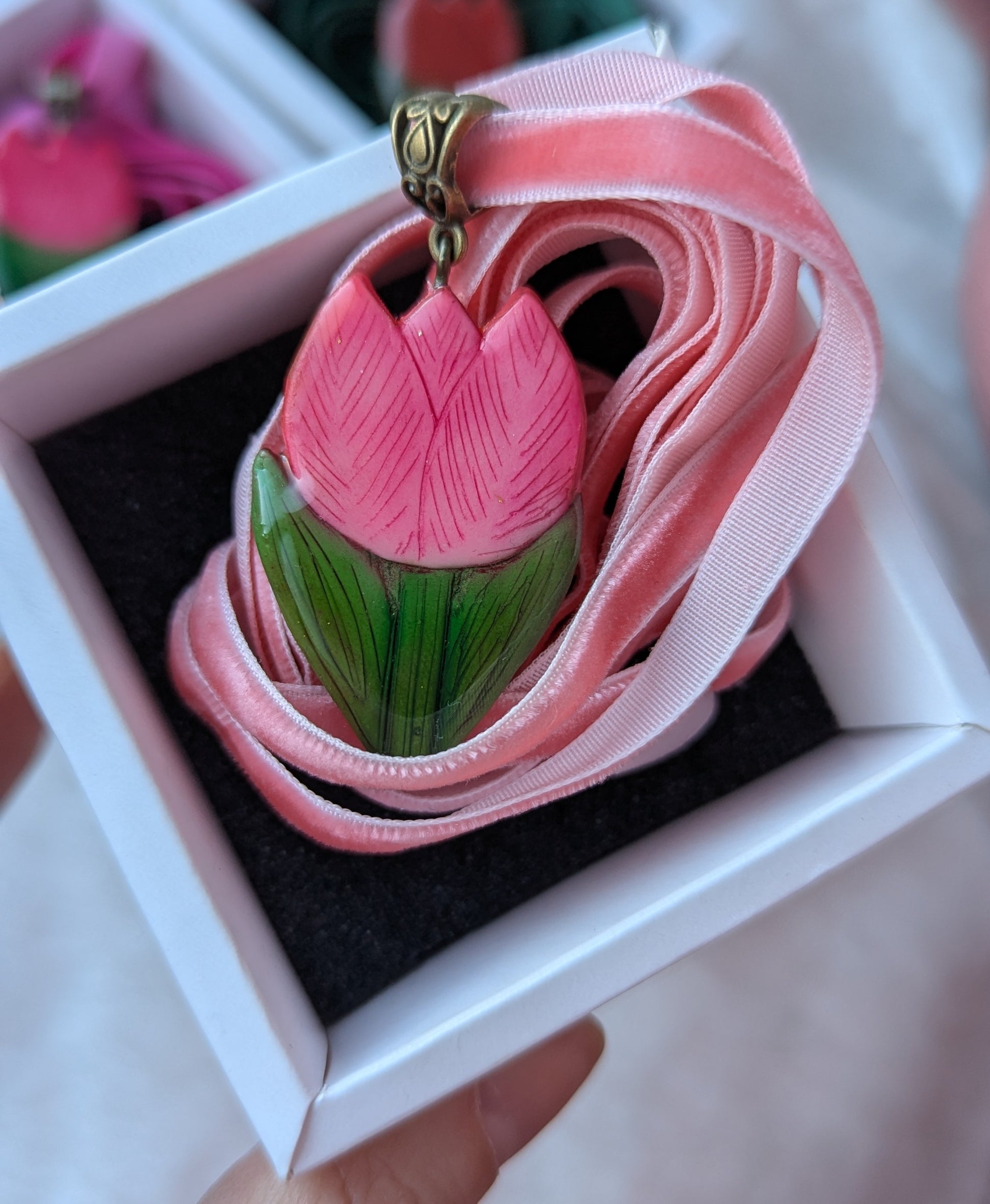 Підвіска Тюльпан - Яскрава весняна і літня прикраса ручної роботи. Підвіска ромашка ручної роботи з полімерної глини. Кулон на шнурку. Подвеска тюльпан. Купити яскравий літній подарунок любительці тюльпанів, квітів.