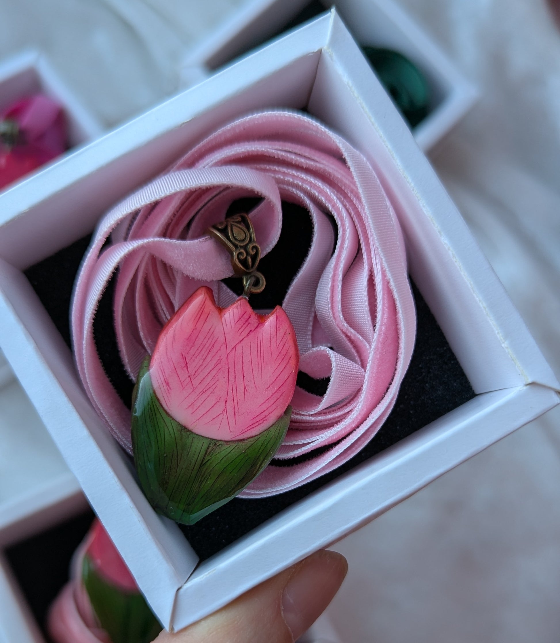 Підвіска Тюльпан - Яскрава весняна і літня прикраса ручної роботи. Підвіска ромашка ручної роботи з полімерної глини. Кулон на шнурку. Подвеска тюльпан. Купити яскравий літній подарунок любительці тюльпанів, квітів.