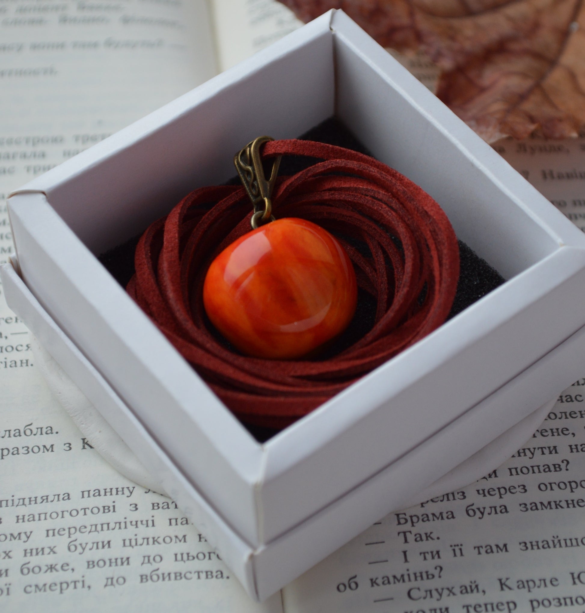 Прикраса у формі яблука. Прикраса яблучко украшение. Виріб яблоко изделие. Підвіс яблочко подвес. Підвіска на шию кулон. Купити кулон для дівчини. Прикраса для дружини. 