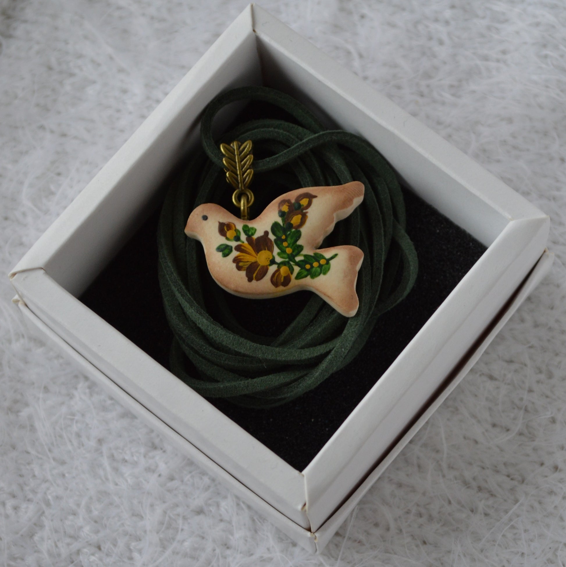 Підвіска на шнурочку пташка з розписом. Голубка з розписом. Підвіс пташка на шнурку.