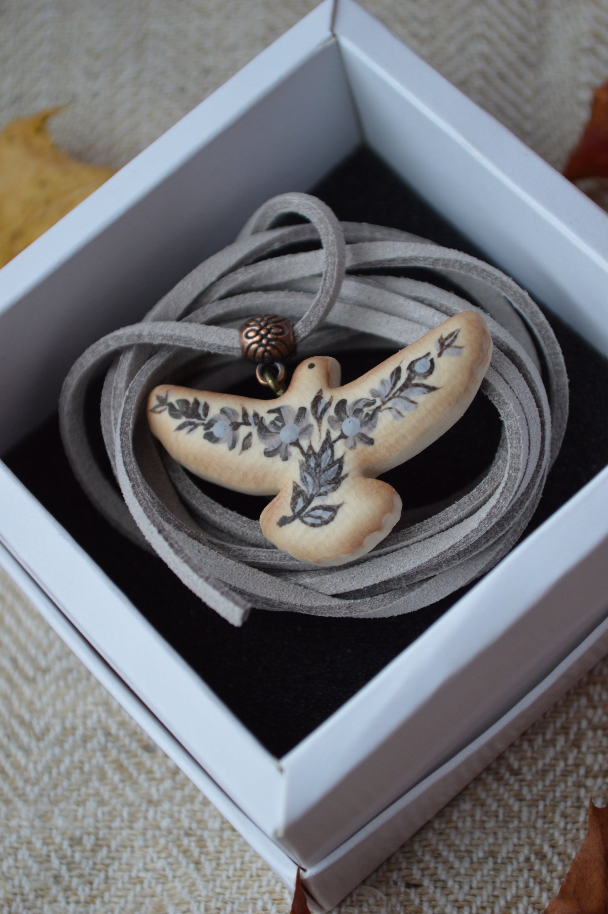 Підвіска "Горлиця з петриківським розписом". Пташка з петриківським розписом горлиця. Підвіс горлиця на шнурку. Підвіска на шию голуб Подвеска. ПодвескиПодвеска на шею. Подвески на шею женские. Подвески на шею бижутерия