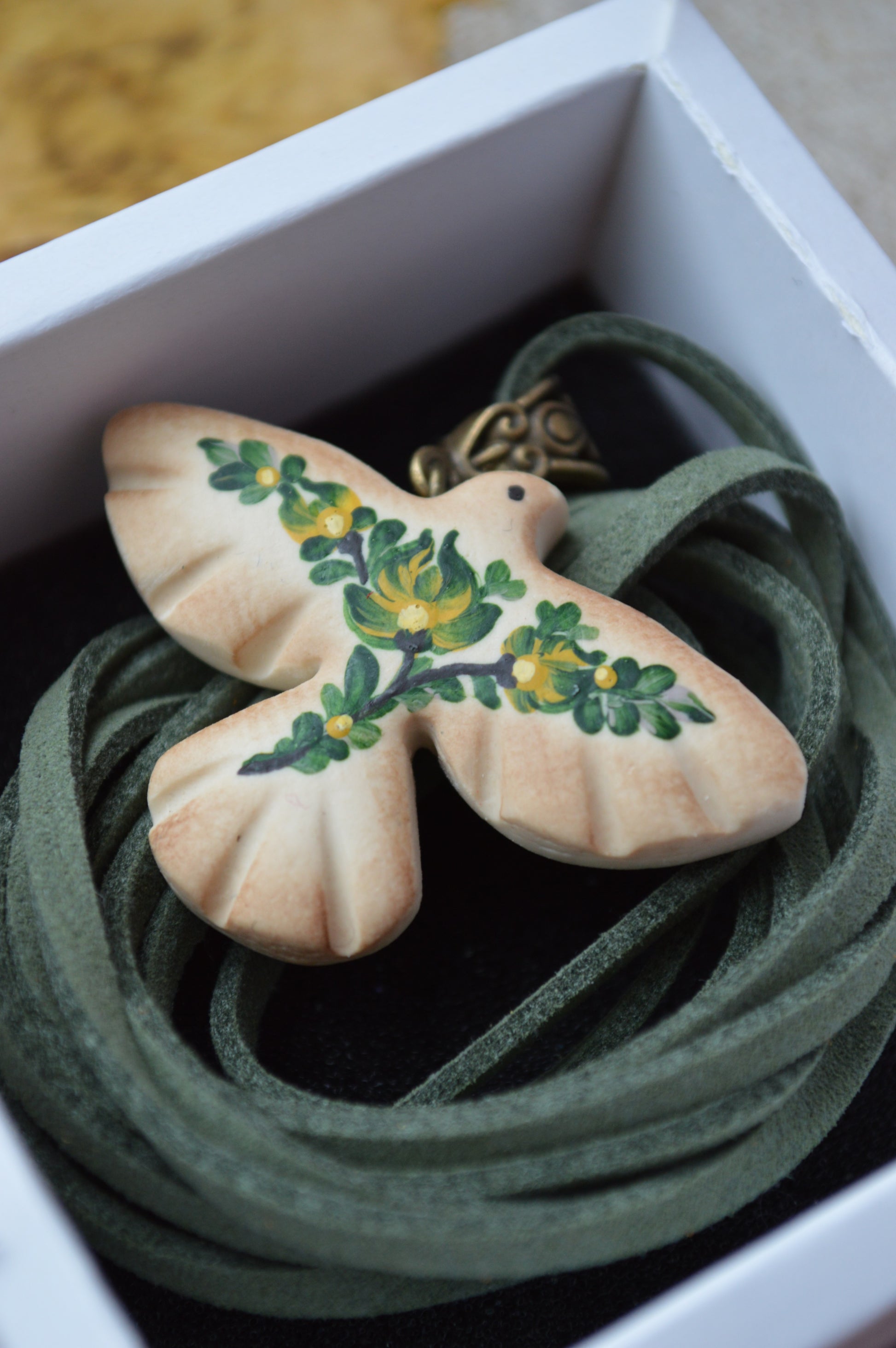 Підвіска "Горлиця з петриківським розписом". Пташка з петриківським розписом горлиця. Підвіс горлиця на шнурку. Підвіска на шию голуб Подвеска. ПодвескиПодвеска на шею. Подвески на шею женские. Подвески на шею бижутерия