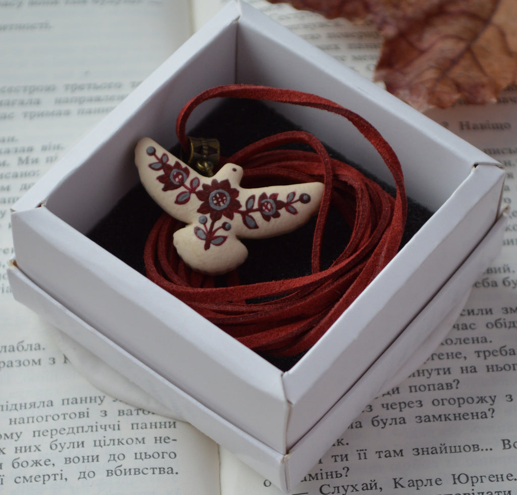 Підвіска на шнурочку пташка з розписом. Пташка з розписом. Підвіс пташка на шнурку.