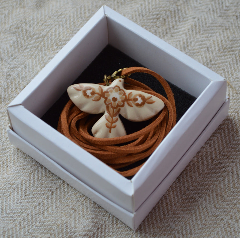 Підвіска на шнурочку пташка з розписом. Пташка з розписом. Підвіс пташка на шнурку.