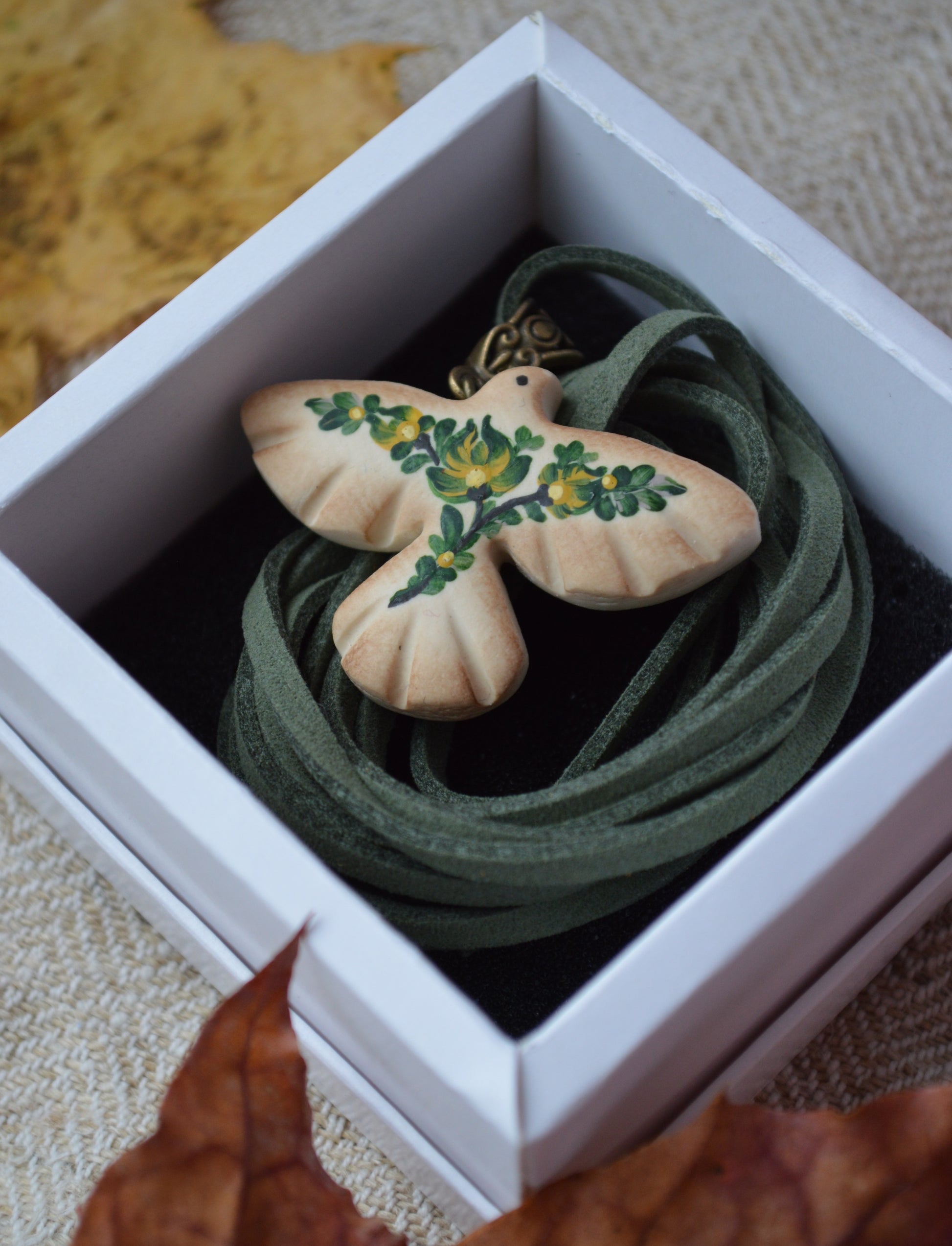 Підвіска на шнурочку пташка з розписом. Пташка з розписом. Підвіс пташка на шнурку.