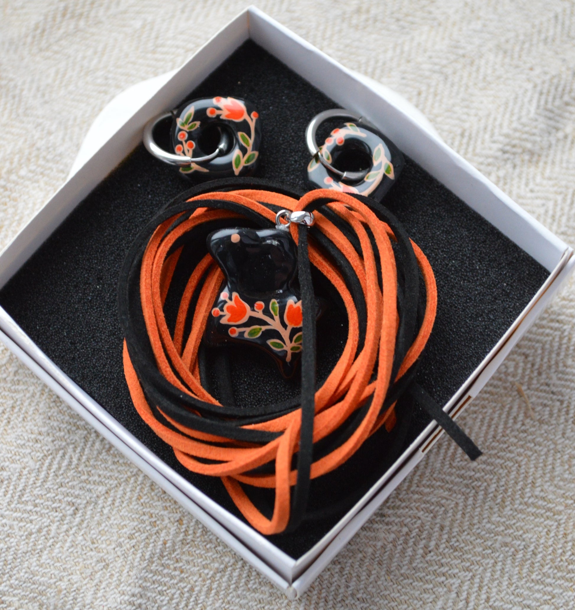 Набір прикрас "Баранчик + Сережки". Баранчик, сережки, фурнітура. Шнурочок. Сережки і підвіска баранчик. Розписний баранчик. Купити подарунок. Женские украшения бижутерия. Купити набори прикрас