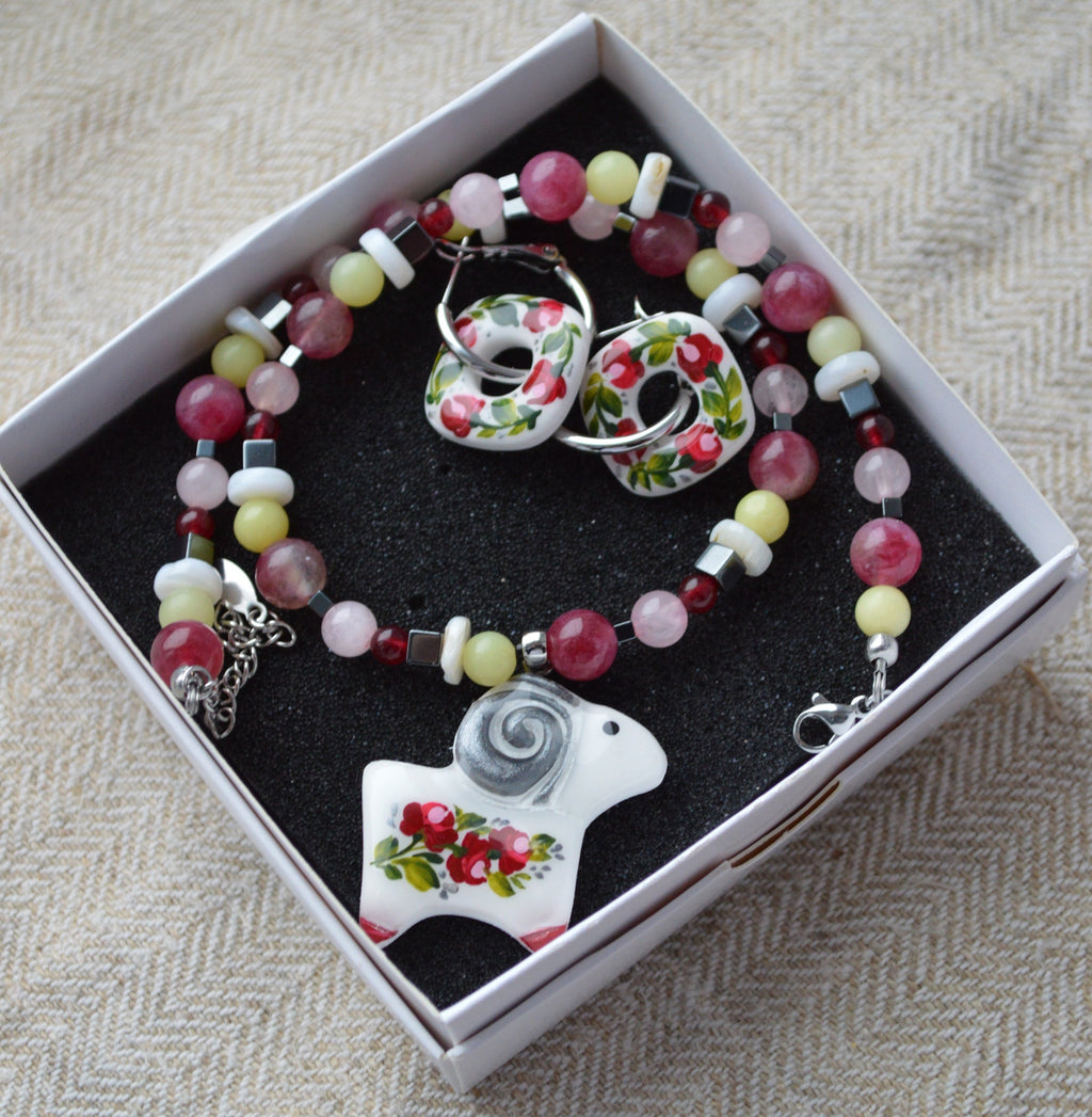 Набір "Намисто з баранцем + Сережки квітки". Прикраса ручної роботи. Намистини - натуральні річкові перлини. Баранець - з полімерної глини. Застібка - латунь з позолотою.